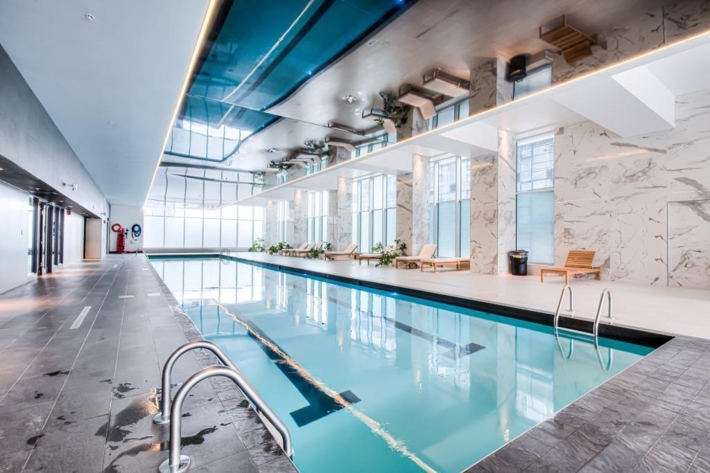 Piscine - 1910-2320 Rue Tupper, Montréal (Ville-Marie), QC - Indoor Photo Showing Other Room With In Ground Pool