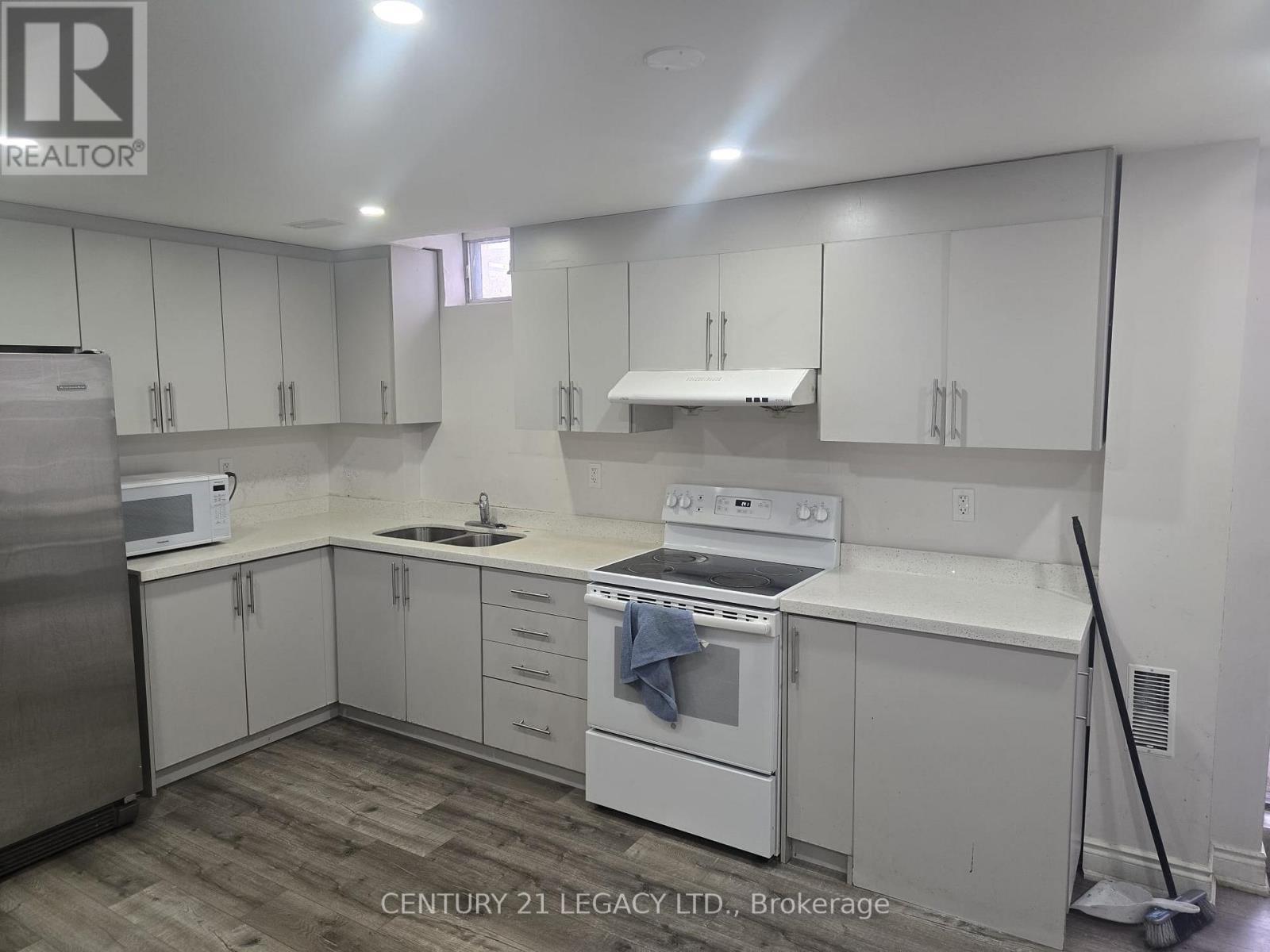 7205 Saint Barbara Boulevard, Mississauga, ON - Indoor Photo Showing Kitchen With Double Sink