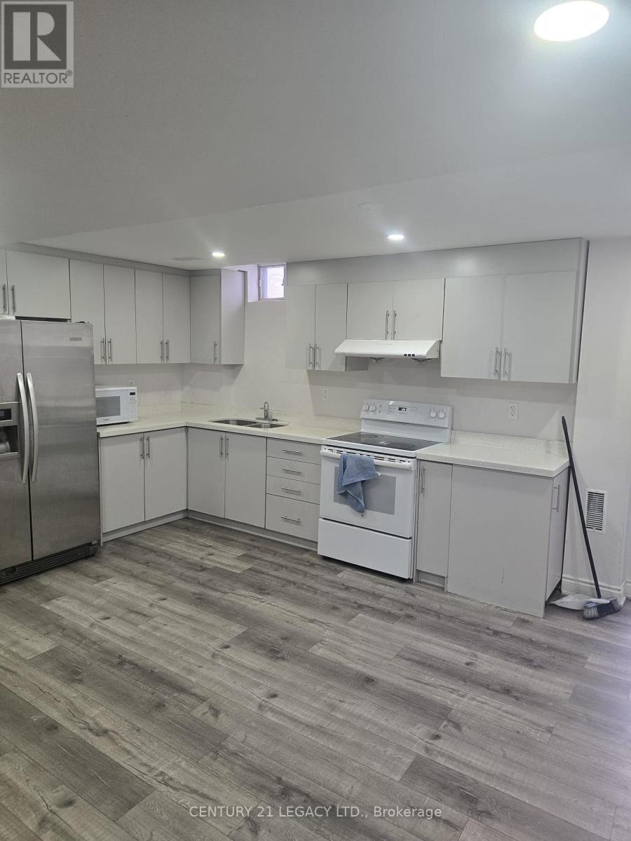7205 Saint Barbara Boulevard, Mississauga, ON - Indoor Photo Showing Kitchen