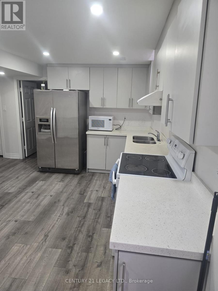 7205 Saint Barbara Boulevard, Mississauga, ON - Indoor Photo Showing Kitchen With Double Sink