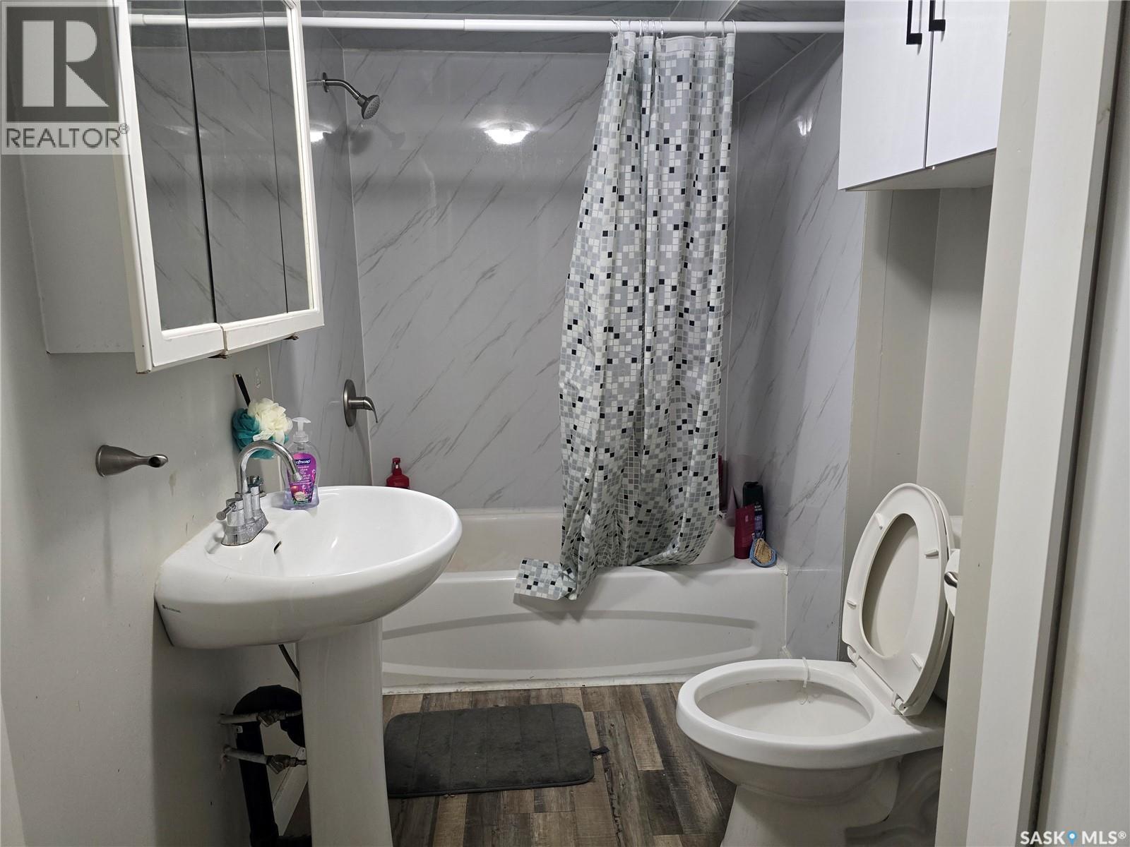 210 Western Crescent, Saskatoon, SK - Indoor Photo Showing Bathroom