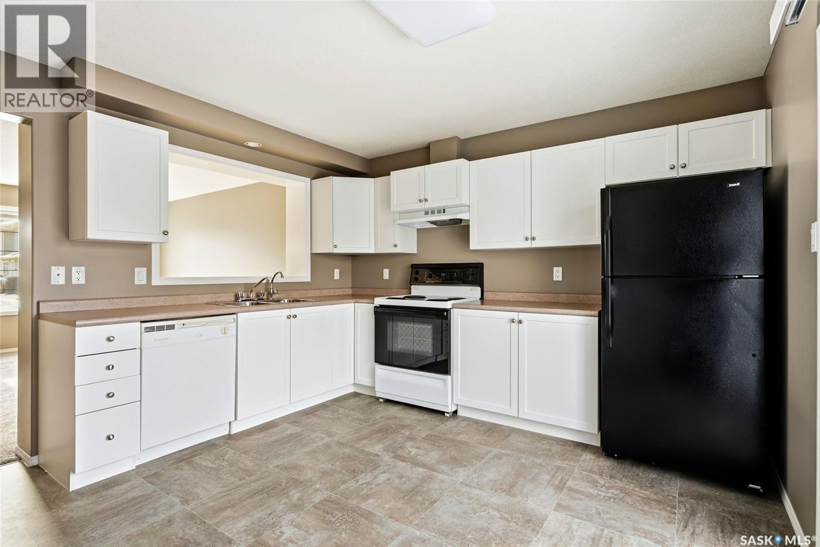 2748 Cranbourn Crescent, Regina, SK - Indoor Photo Showing Kitchen With Double Sink