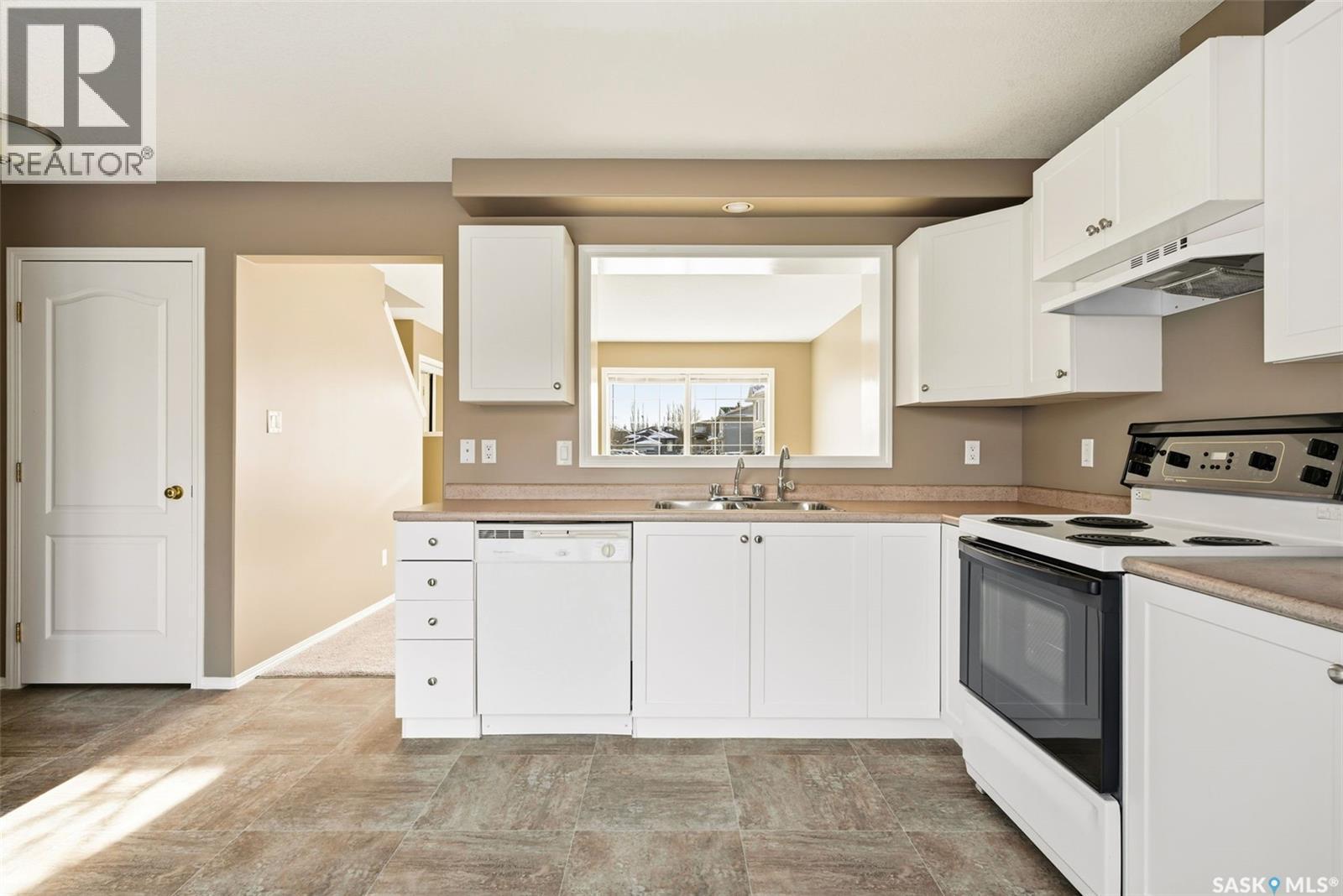 2748 Cranbourn Crescent, Regina, SK - Indoor Photo Showing Kitchen With Double Sink