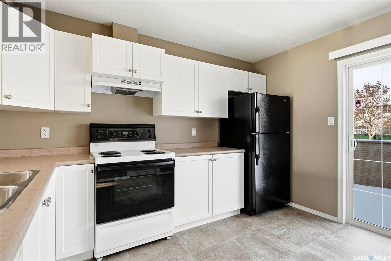 2748 Cranbourn Crescent, Regina, SK - Indoor Photo Showing Kitchen With Double Sink