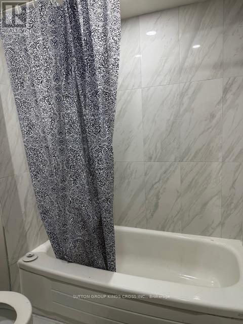 Primary Bedroom En Suite Tub - 157 Ecclestone Drive, Brampton, ON - Indoor Photo Showing Bathroom