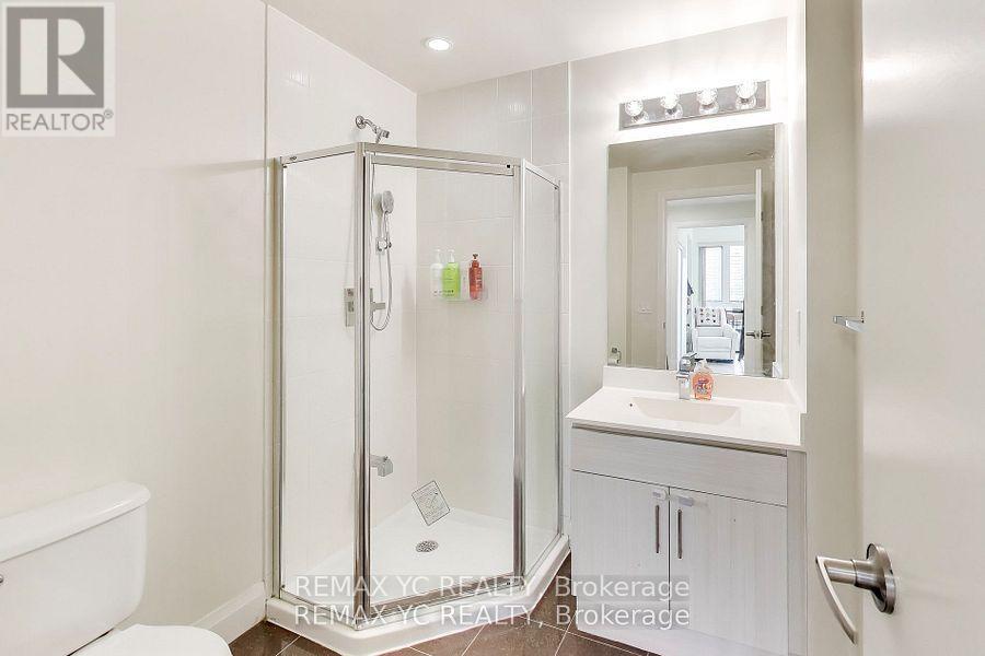 1002 - 68 Canterbury Place, Toronto, ON - Indoor Photo Showing Bathroom