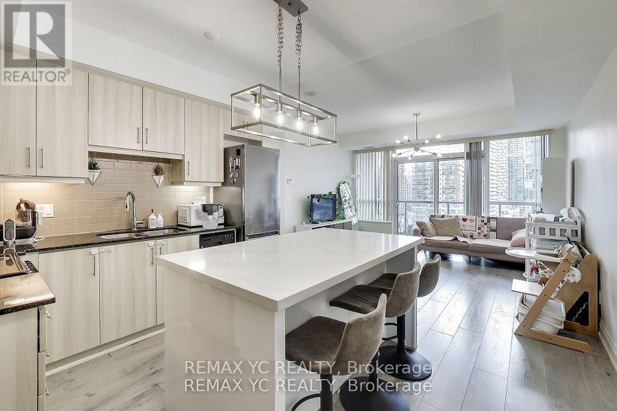 1002 - 68 Canterbury Place, Toronto, ON - Indoor Photo Showing Kitchen With Upgraded Kitchen