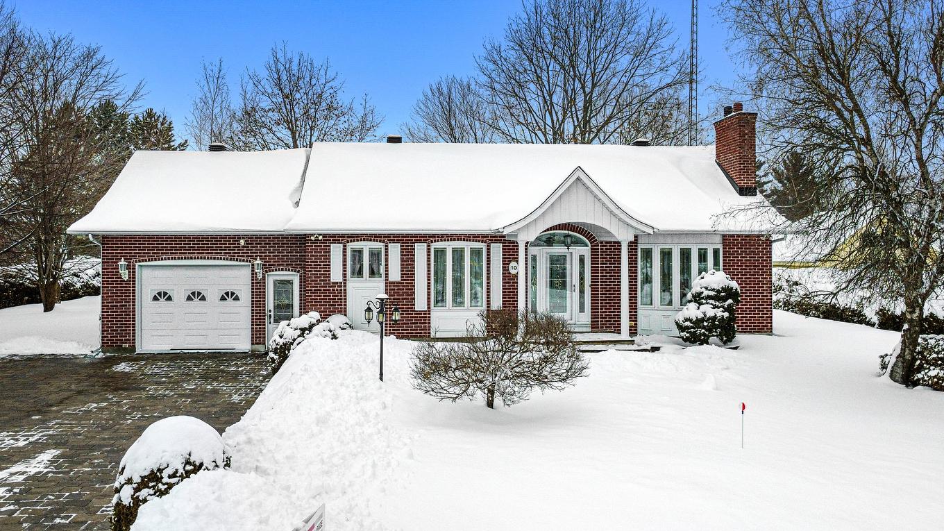 Frontage - 10 Rue Janick, Brownsburg-Chatham, QC - Outdoor With Facade