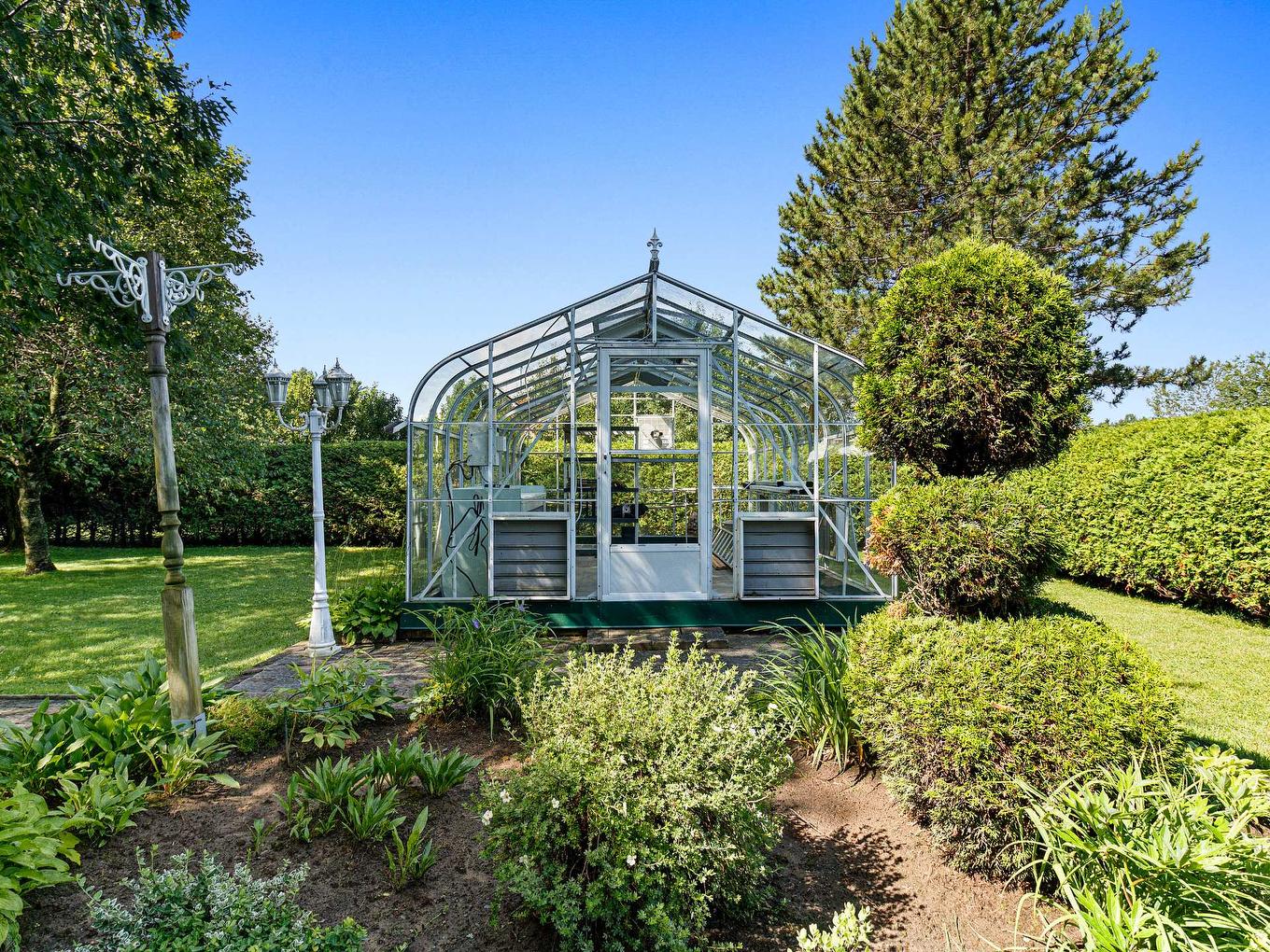 Greenhouse - 10 Rue Janick, Brownsburg-Chatham, QC - Outdoor