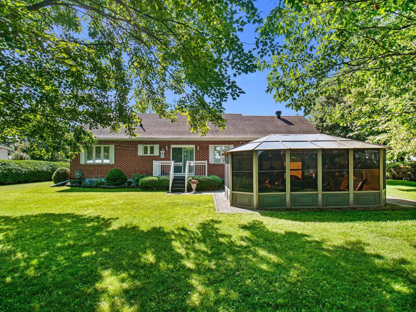 Backyard - 10 Rue Janick, Brownsburg-Chatham, QC - Outdoor