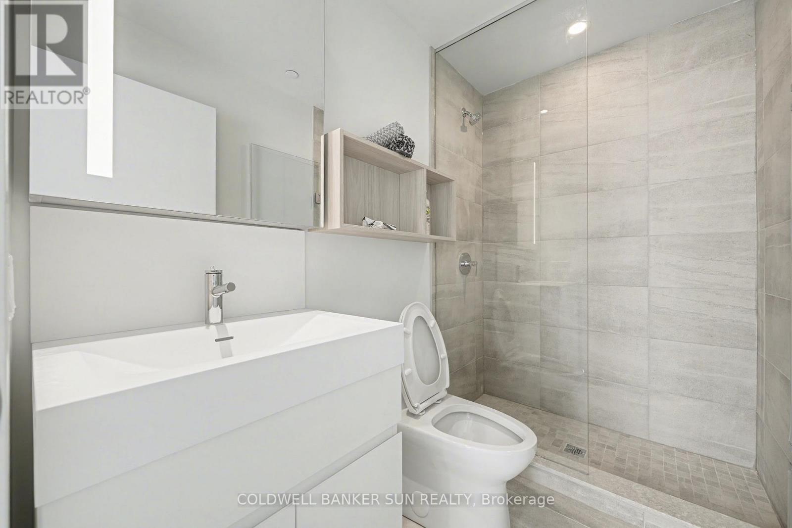 2009 - 39 Mary Street, Barrie, ON - Indoor Photo Showing Bathroom