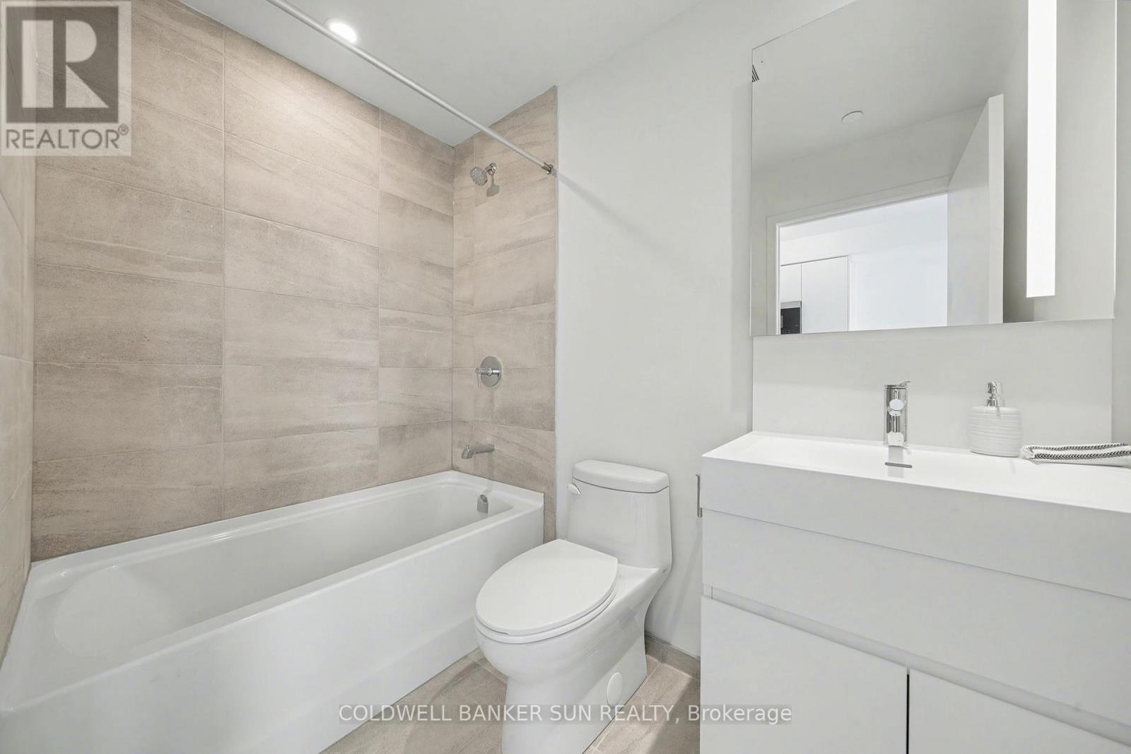 2009 - 39 Mary Street, Barrie, ON - Indoor Photo Showing Bathroom