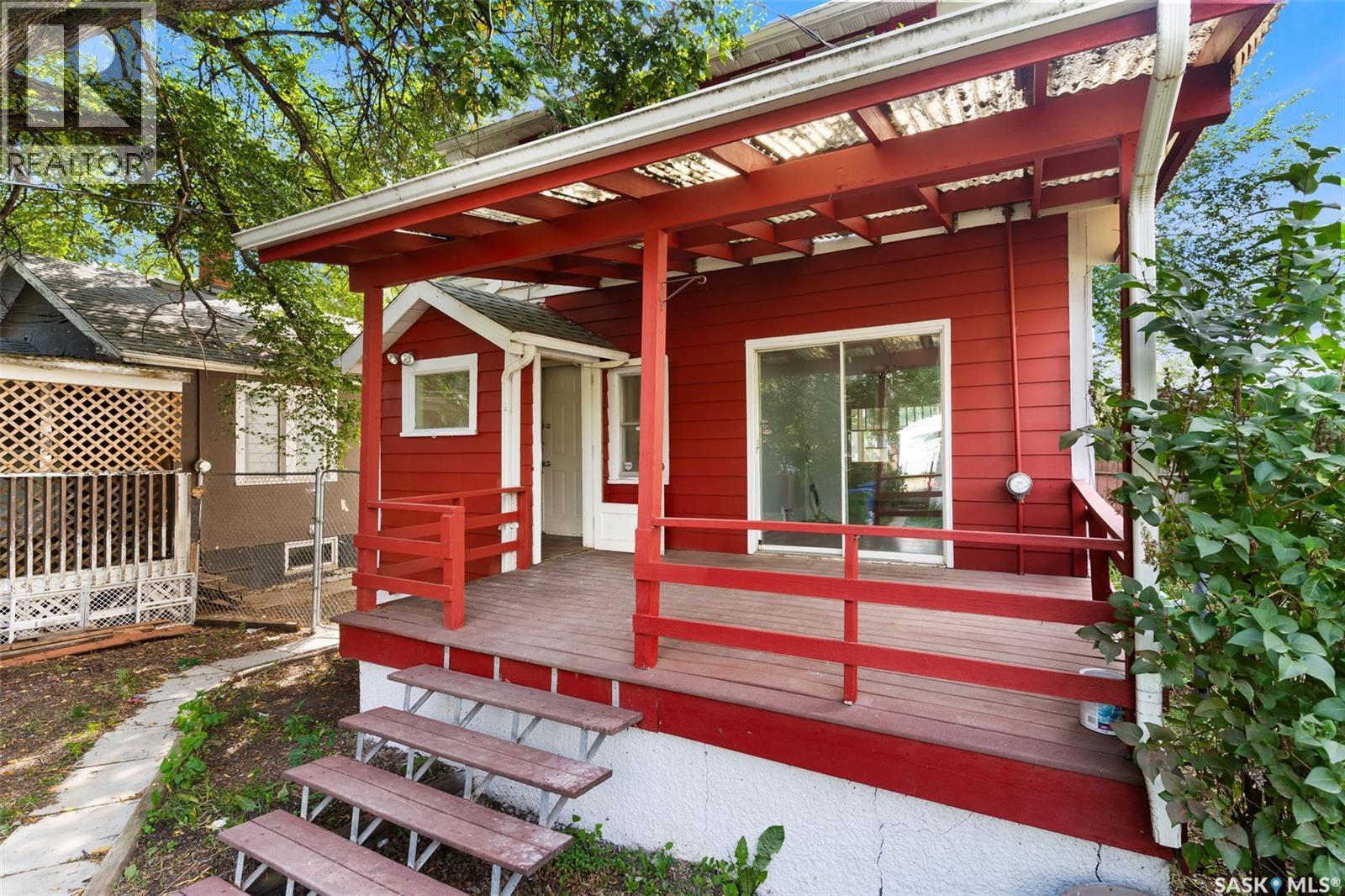 1357 Elphinstone Street, Regina, SK - Outdoor With Deck Patio Veranda