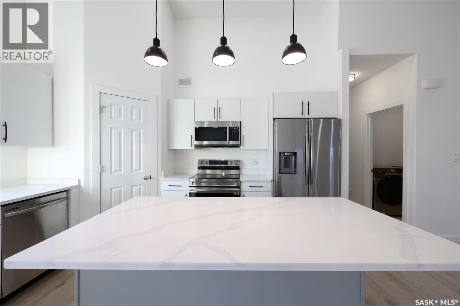 559 Labine Terrace, Saskatoon, SK - Indoor Photo Showing Kitchen With Upgraded Kitchen