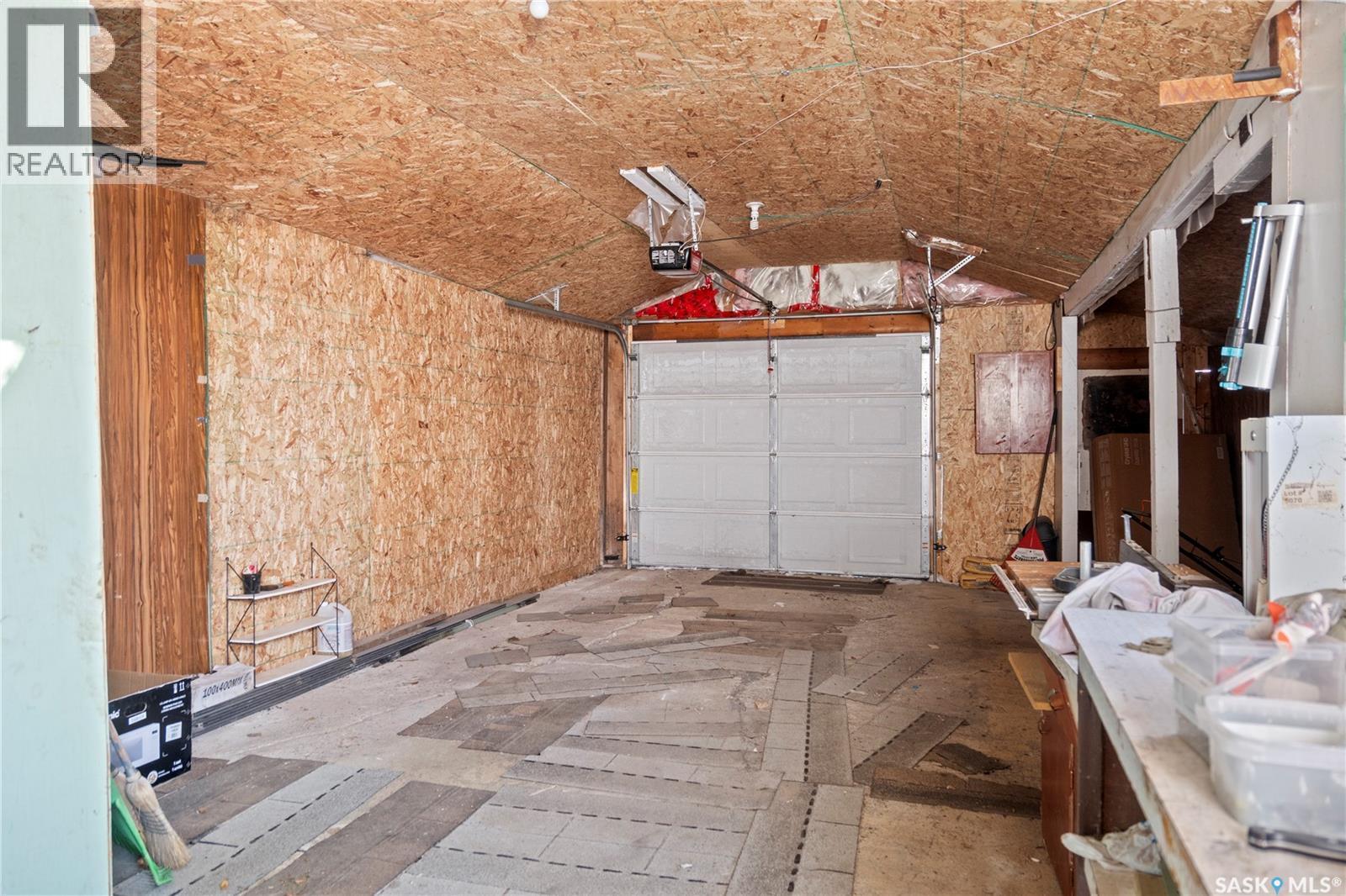 87 Robinson Crescent, Regina, SK - Indoor Photo Showing Garage