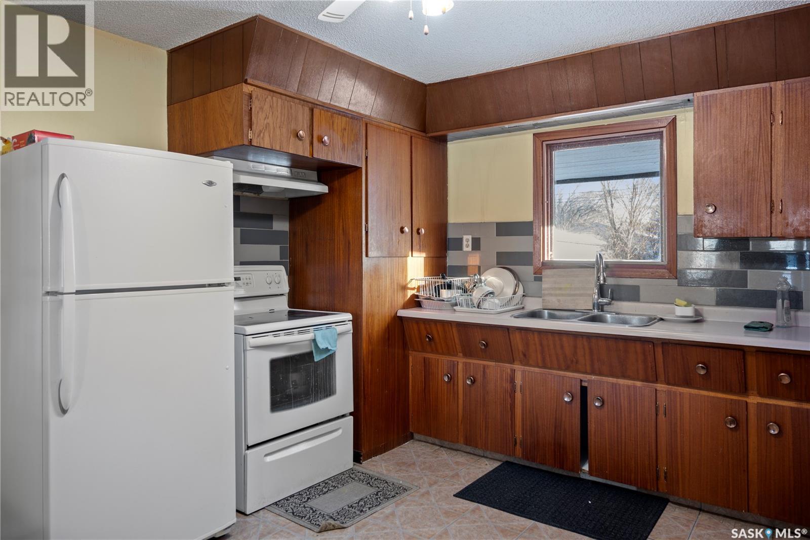 87 Robinson Crescent, Regina, SK - Indoor Photo Showing Kitchen With Double Sink