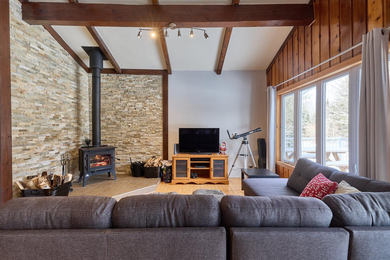 Salon - 965 Ch. Régimbald, Saint-Donat, QC - Indoor Photo Showing Living Room With Fireplace