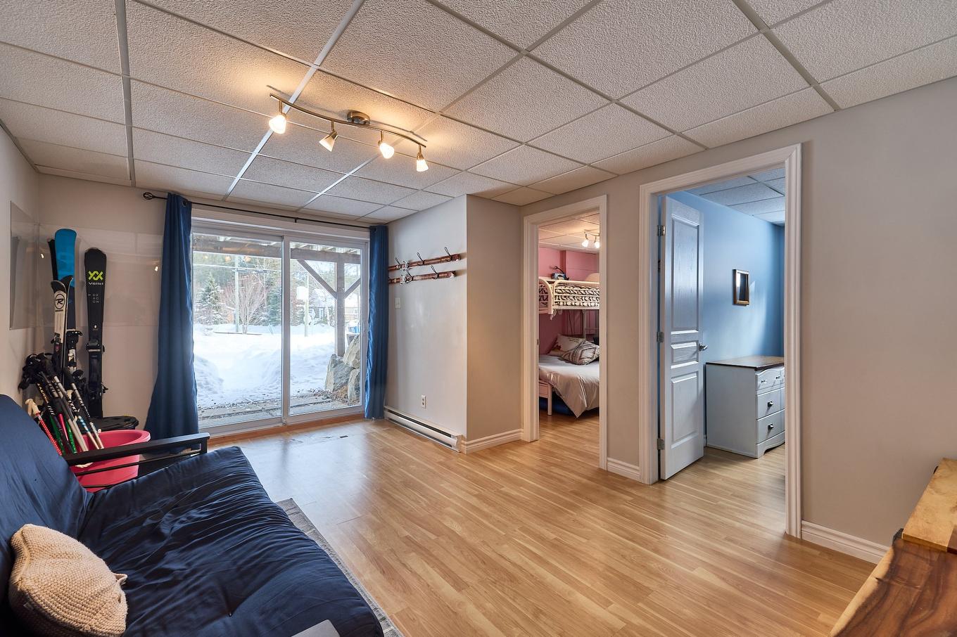 Salle familiale - 965 Ch. Régimbald, Saint-Donat, QC - Indoor