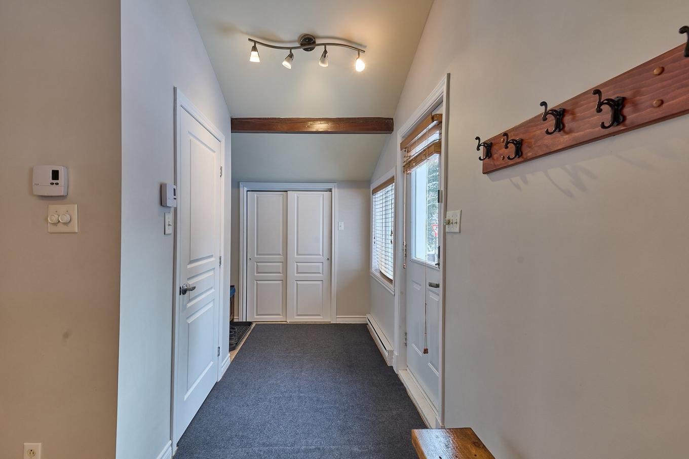 Hall d'entrée/Vestibule - 965 Ch. Régimbald, Saint-Donat, QC - Indoor Photo Showing Other Room