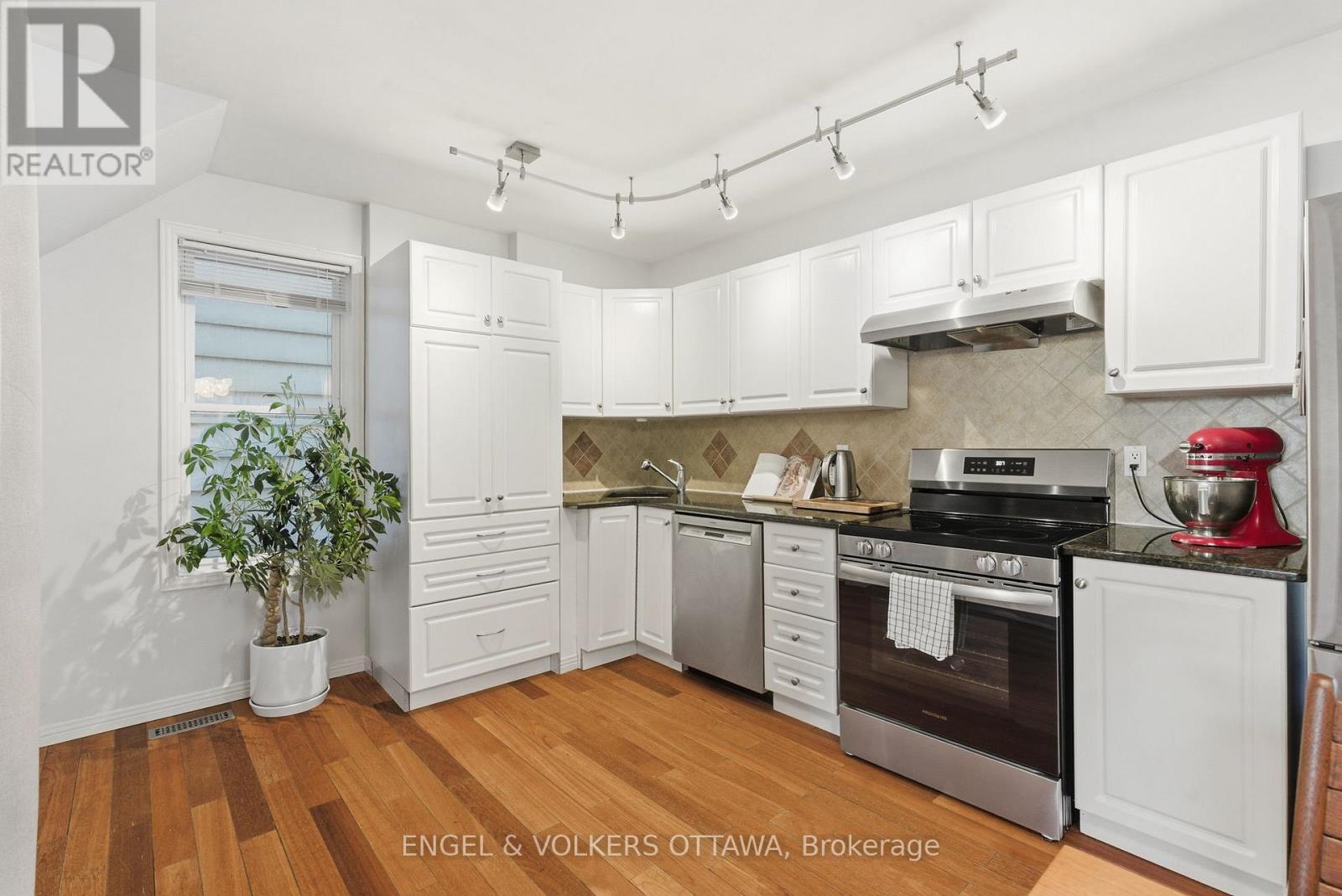 364 Arlington Avenue, Ottawa, ON - Indoor Photo Showing Kitchen