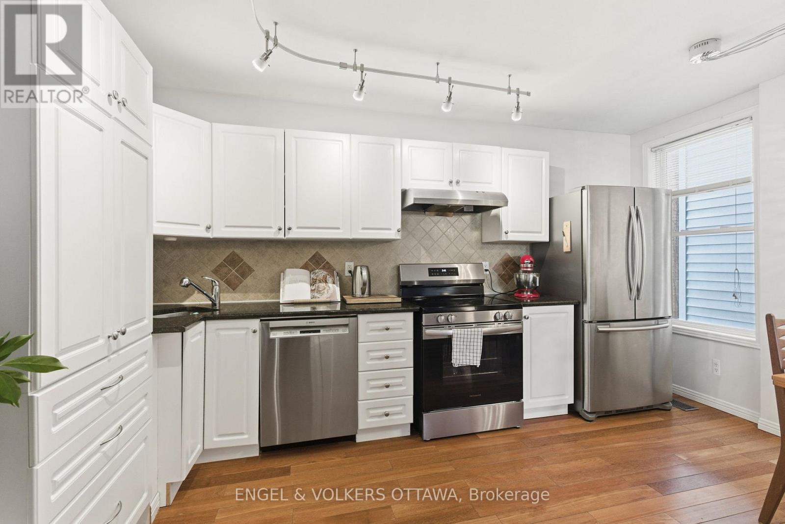 364 Arlington Avenue, Ottawa, ON - Indoor Photo Showing Kitchen
