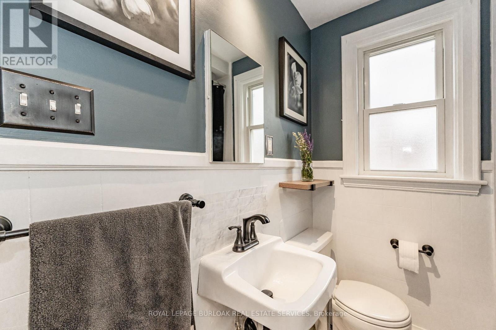 131 Adeline Avenue, Hamilton, ON - Indoor Photo Showing Bathroom