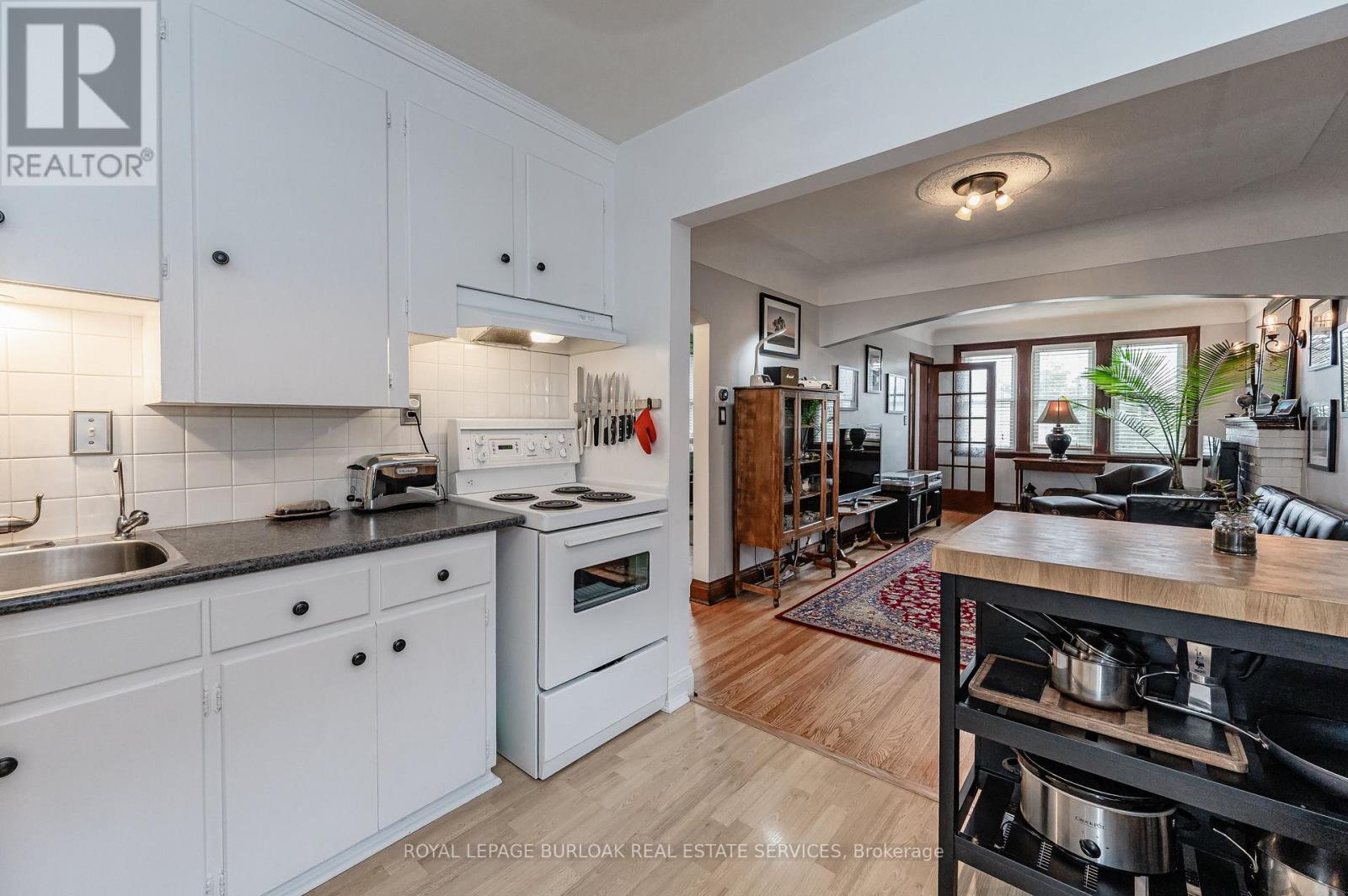 131 Adeline Avenue, Hamilton, ON - Indoor Photo Showing Kitchen