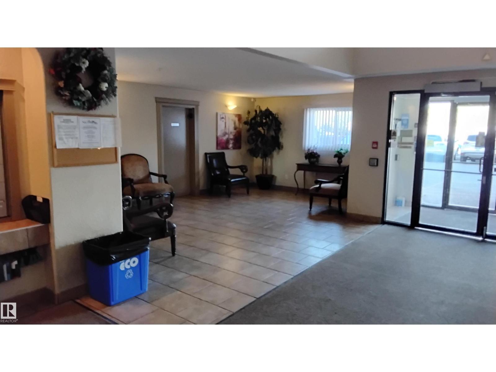 7511 171 St Nw, Edmonton, AB - Indoor