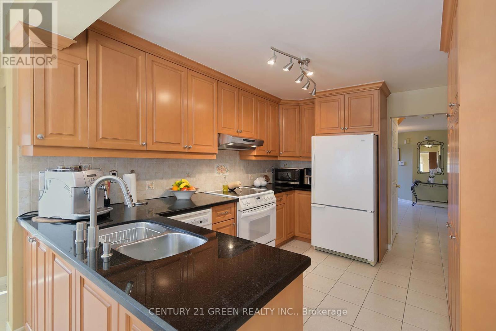 418 Chieftan Circle, Mississauga, ON - Indoor Photo Showing Kitchen With Double Sink