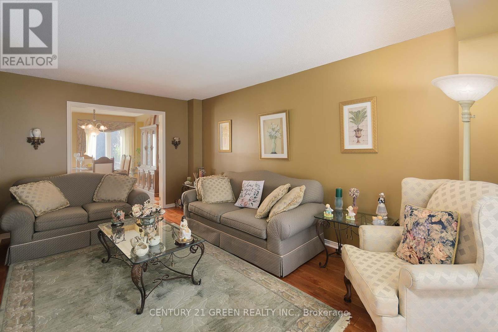 418 Chieftan Circle, Mississauga, ON - Indoor Photo Showing Living Room