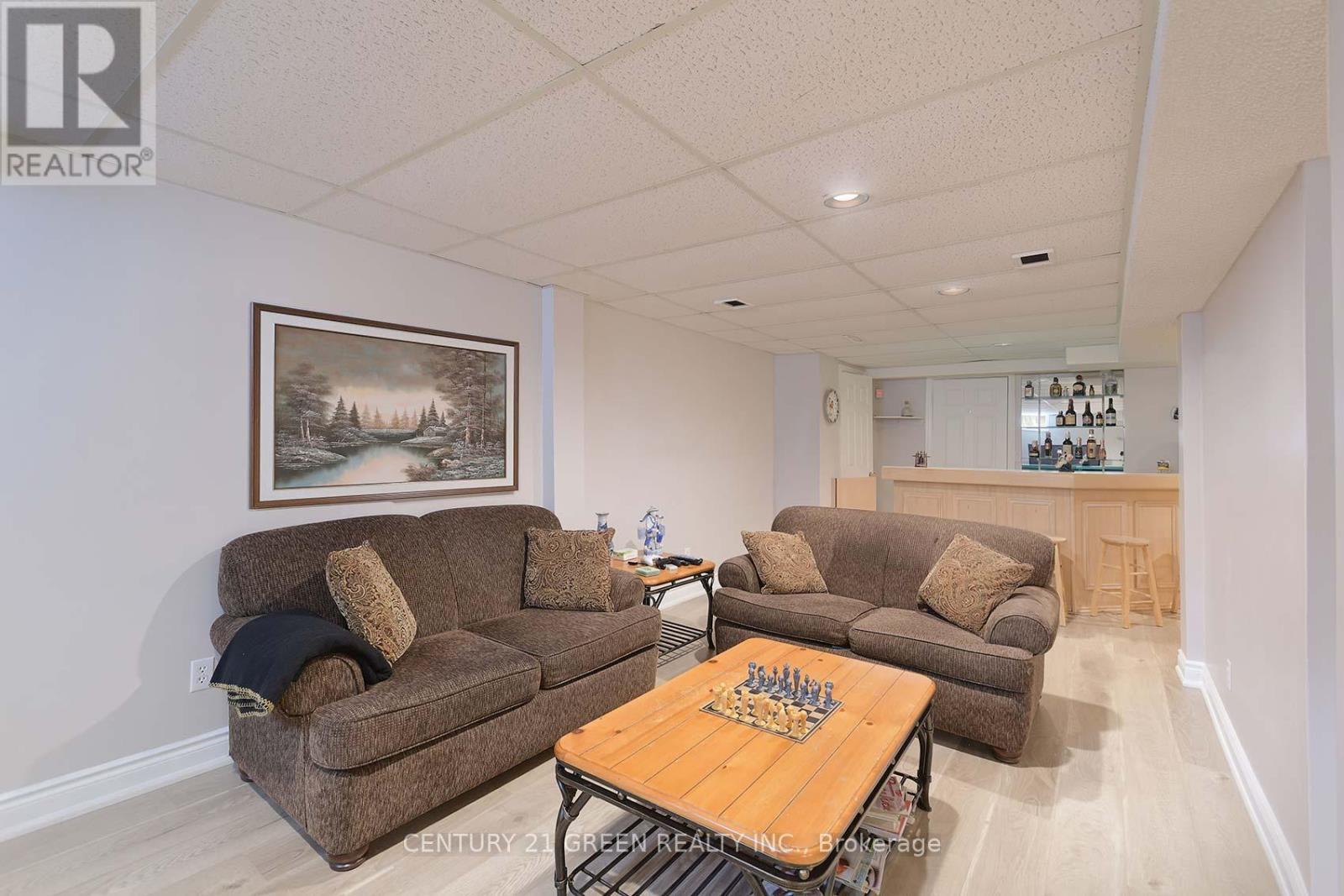 418 Chieftan Circle, Mississauga, ON - Indoor Photo Showing Living Room