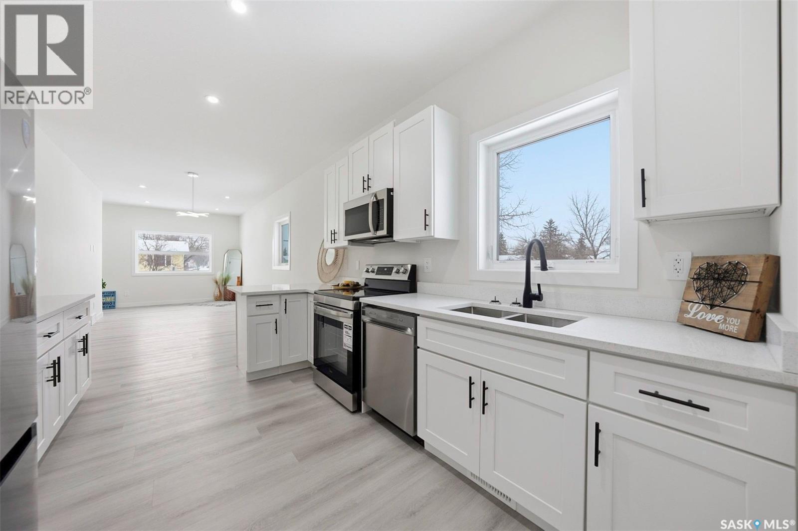 1401 23Rd Street, Saskatoon, SK - Indoor Photo Showing Kitchen With Double Sink With Upgraded Kitchen