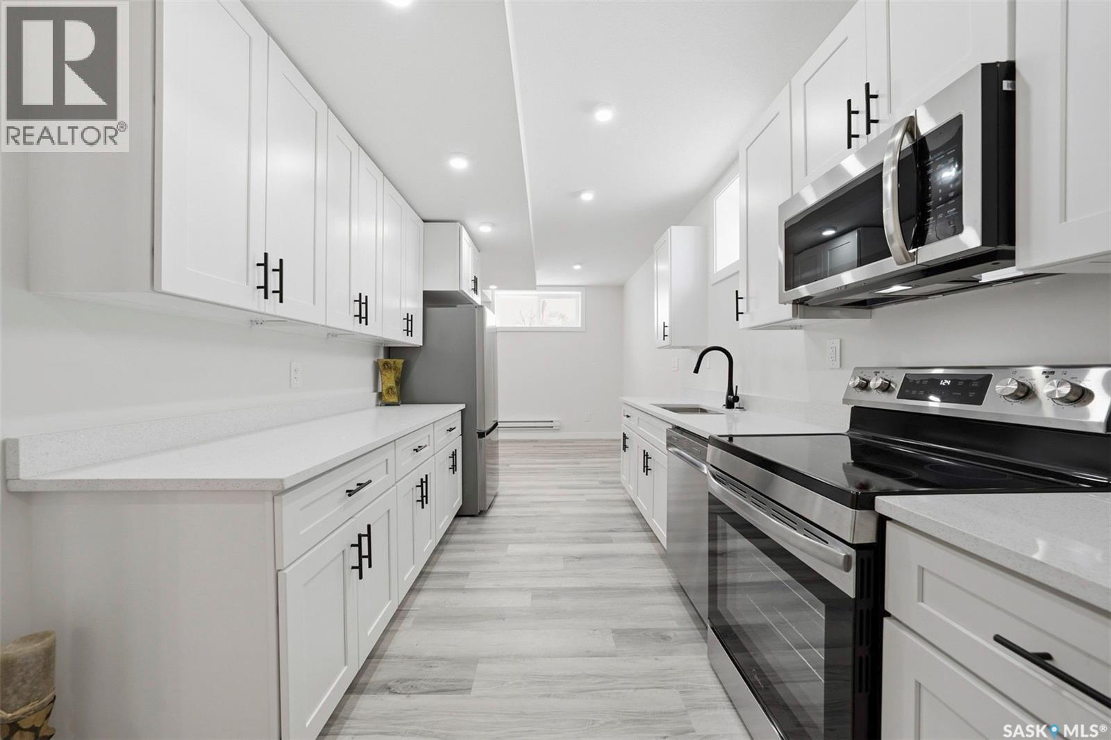 1401 23Rd Street, Saskatoon, SK - Indoor Photo Showing Kitchen With Upgraded Kitchen