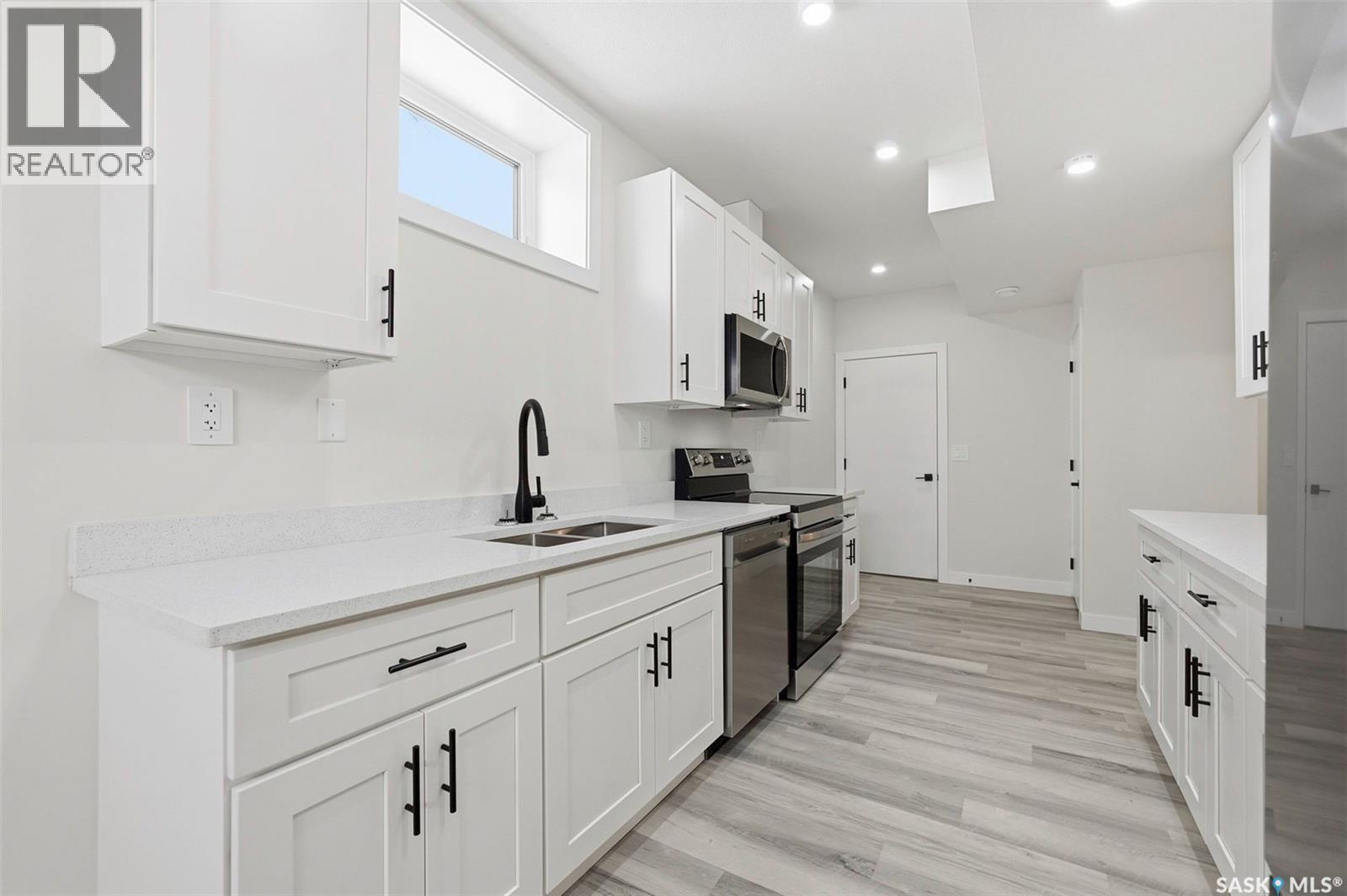 1401 23Rd Street, Saskatoon, SK - Indoor Photo Showing Kitchen With Double Sink With Upgraded Kitchen