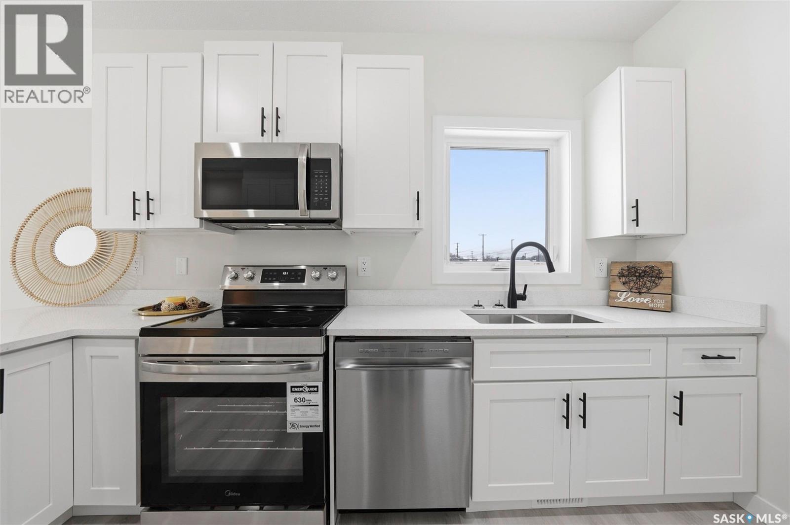 1401 23Rd Street, Saskatoon, SK - Indoor Photo Showing Kitchen With Double Sink