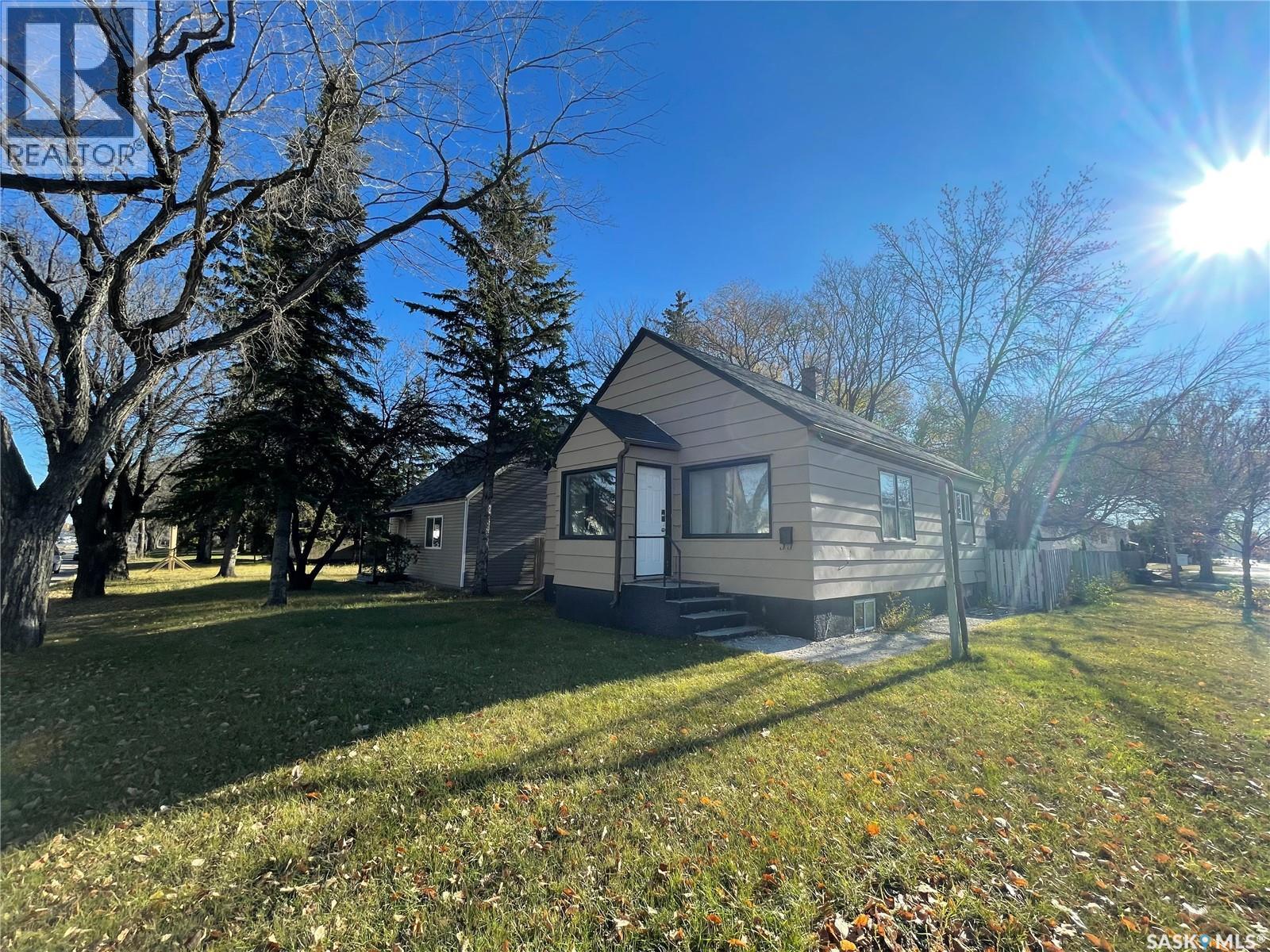 802 804 808 8Th Street E, Saskatoon, SK