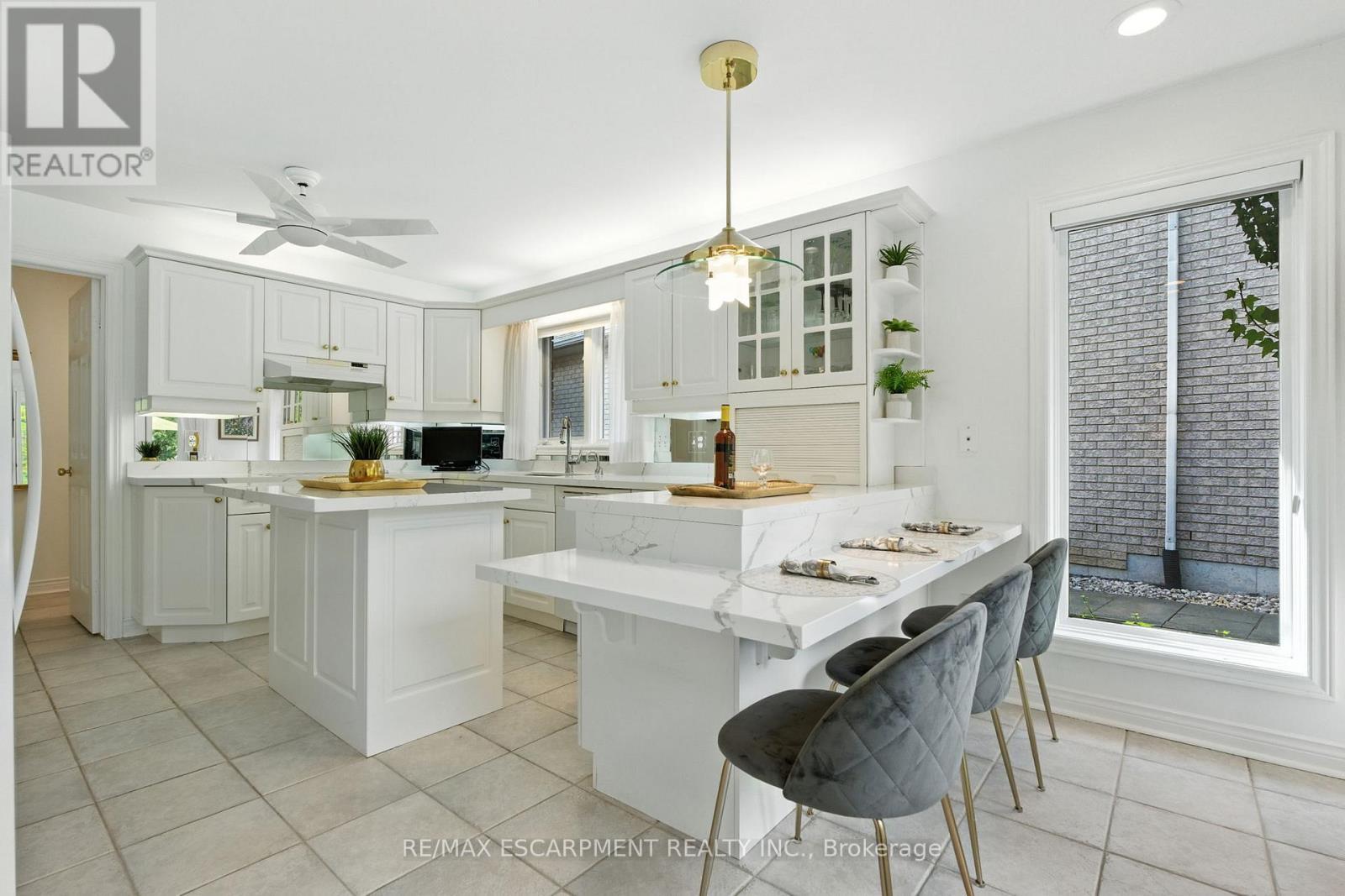 1104 Crofton Way, Burlington, ON - Indoor Photo Showing Kitchen