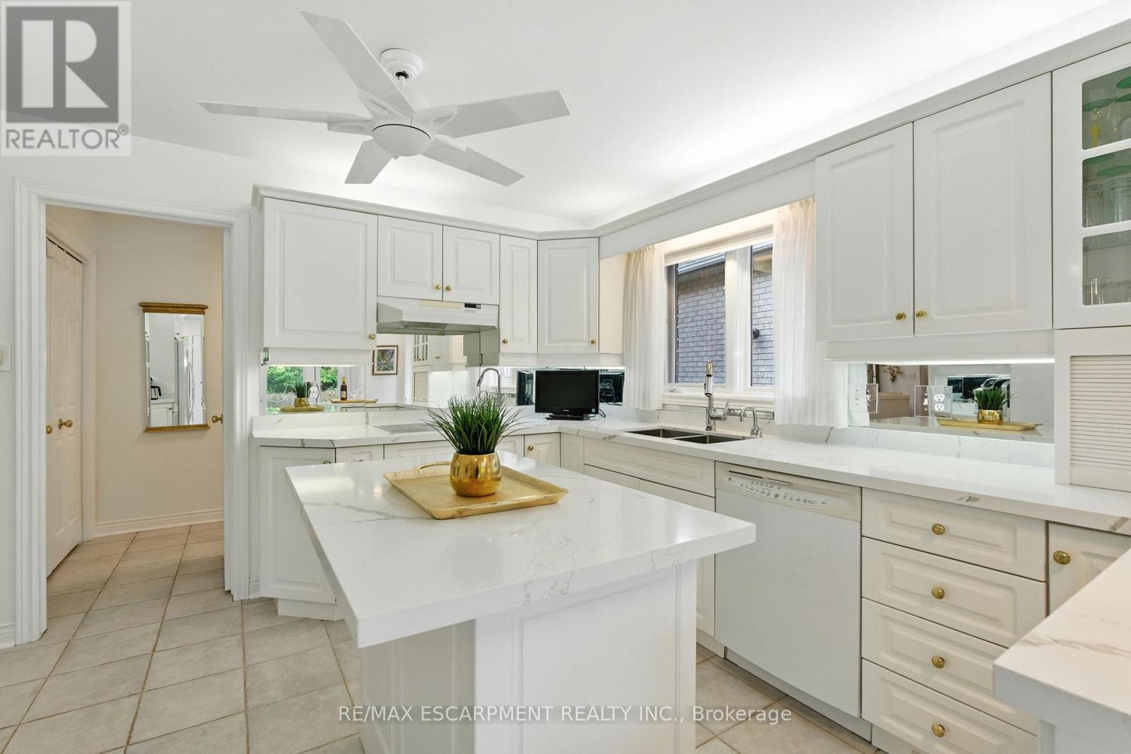 1104 Crofton Way, Burlington, ON - Indoor Photo Showing Kitchen With Double Sink