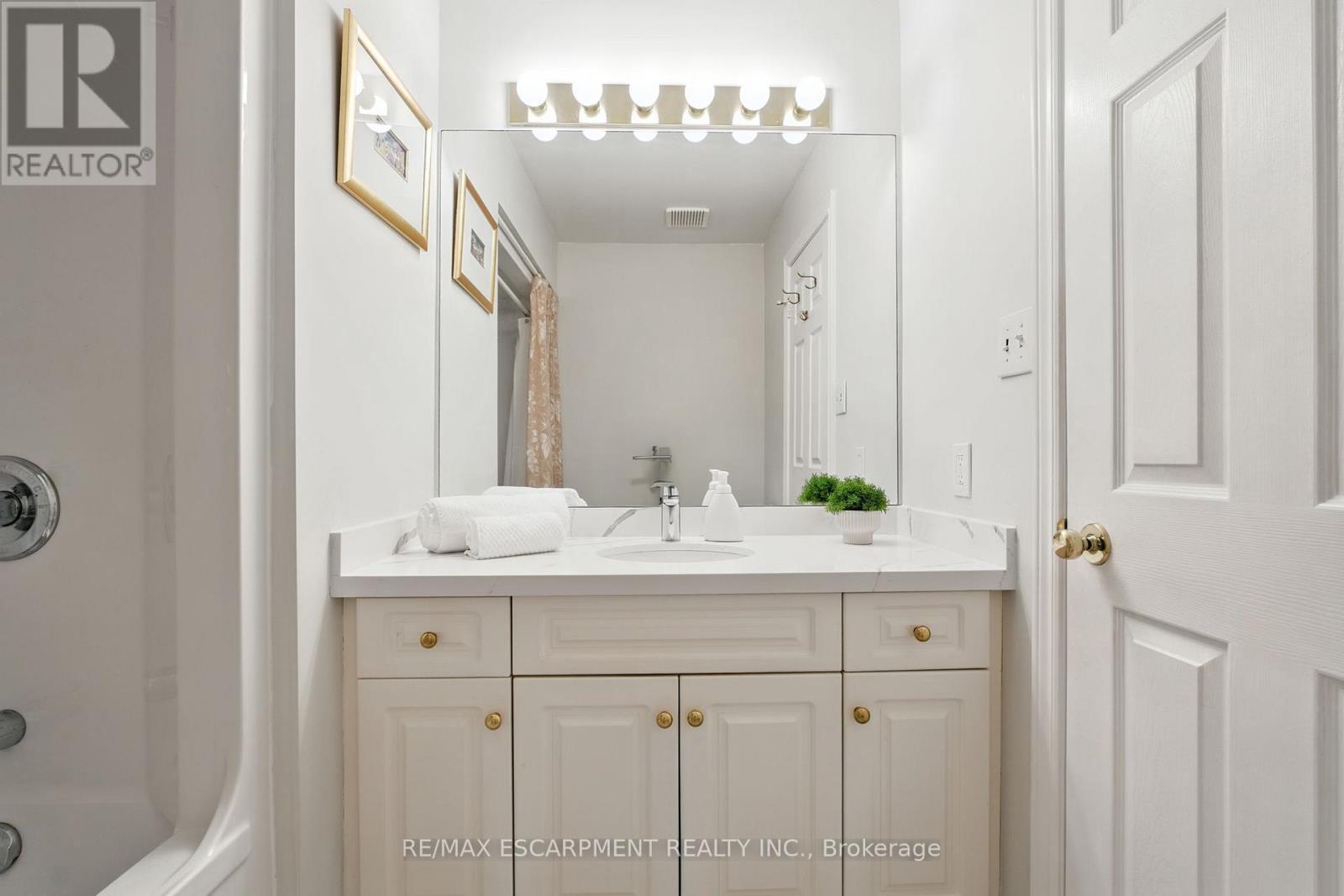 1104 Crofton Way, Burlington, ON - Indoor Photo Showing Bathroom