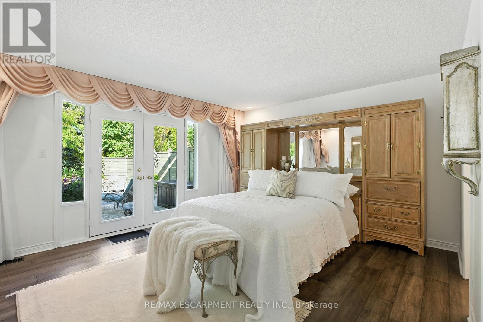 1104 Crofton Way, Burlington, ON - Indoor Photo Showing Bedroom