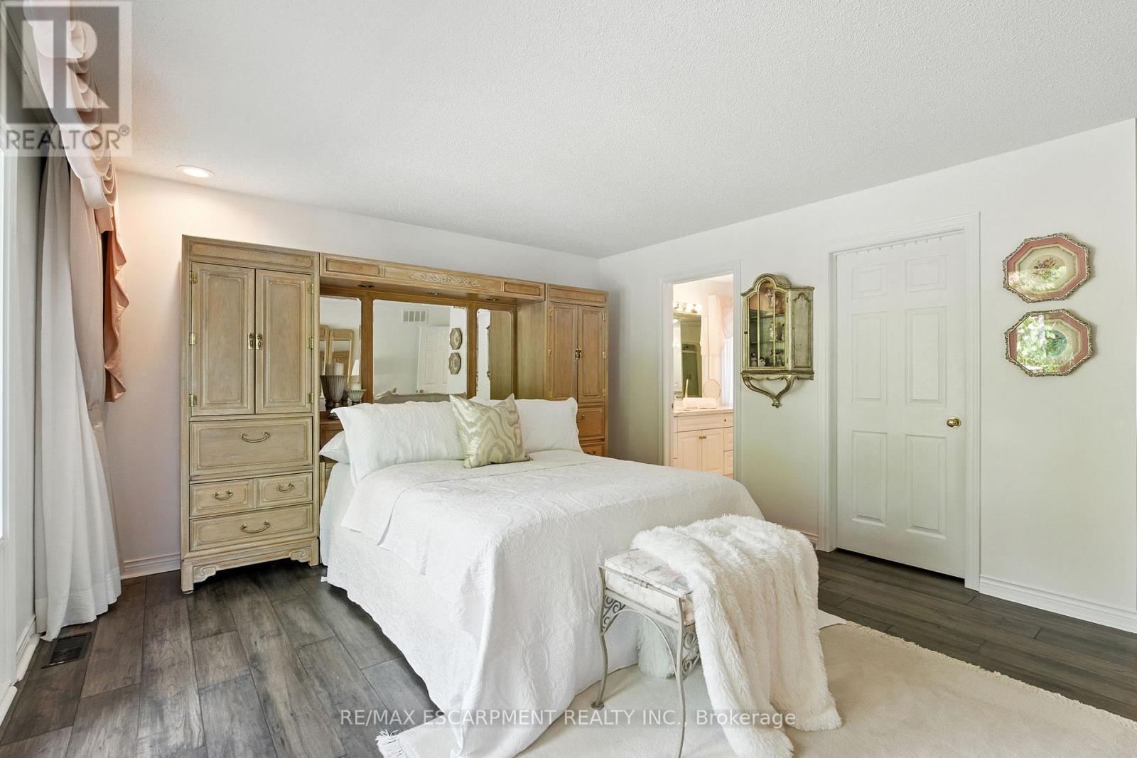 1104 Crofton Way, Burlington, ON - Indoor Photo Showing Bedroom