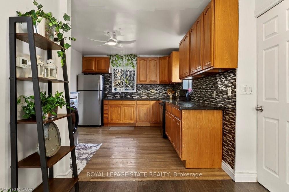 163 Hope Avenue, Hamilton, ON - Indoor Photo Showing Kitchen