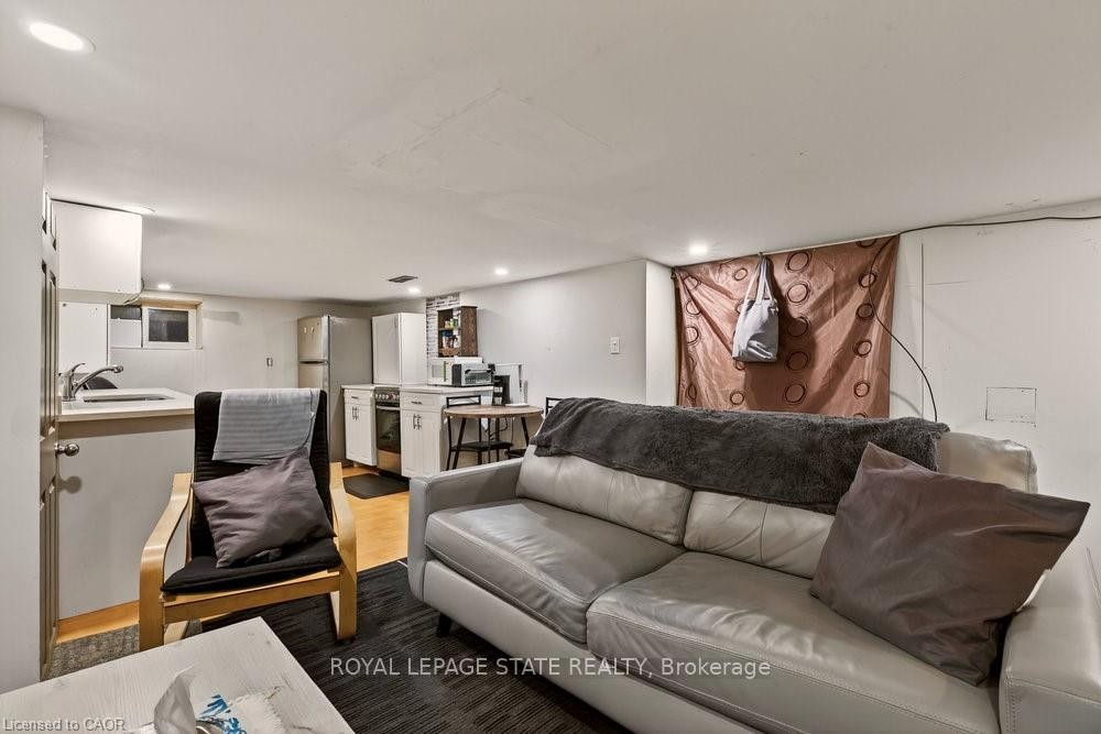 163 Hope Avenue, Hamilton, ON - Indoor Photo Showing Living Room