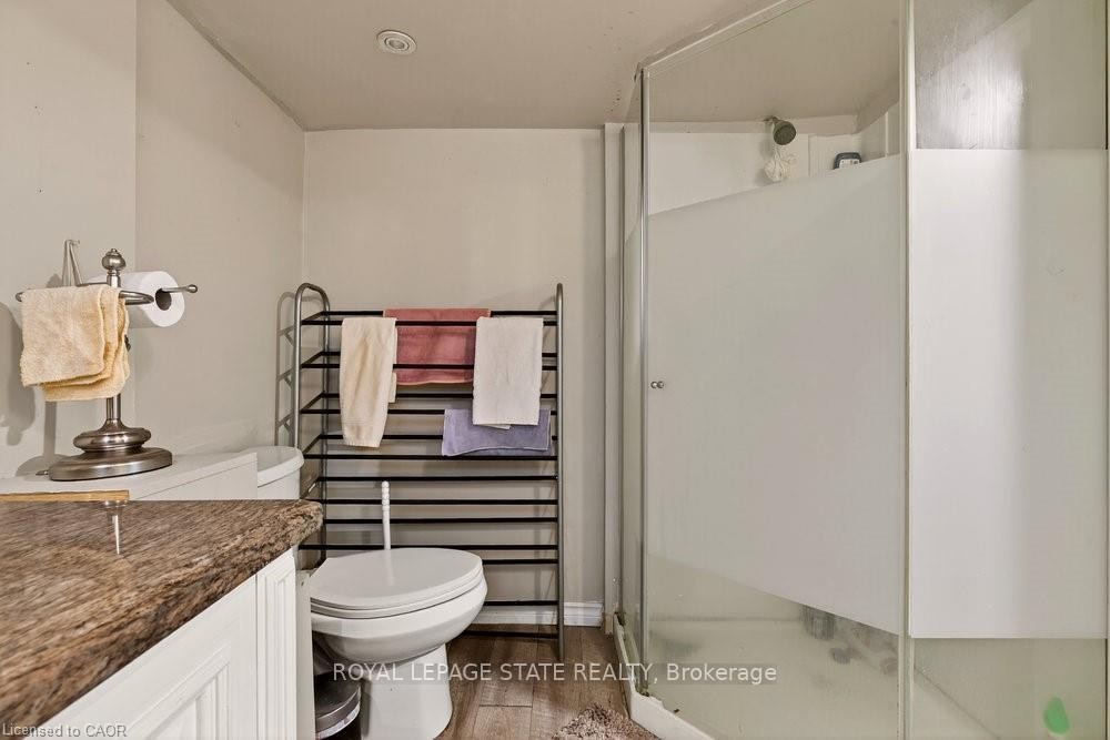 163 Hope Avenue, Hamilton, ON - Indoor Photo Showing Bathroom