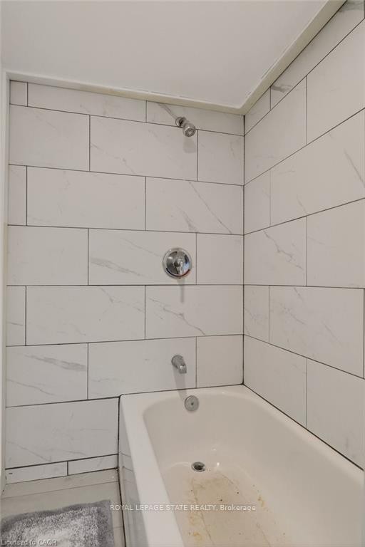 163 Hope Avenue, Hamilton, ON - Indoor Photo Showing Bathroom