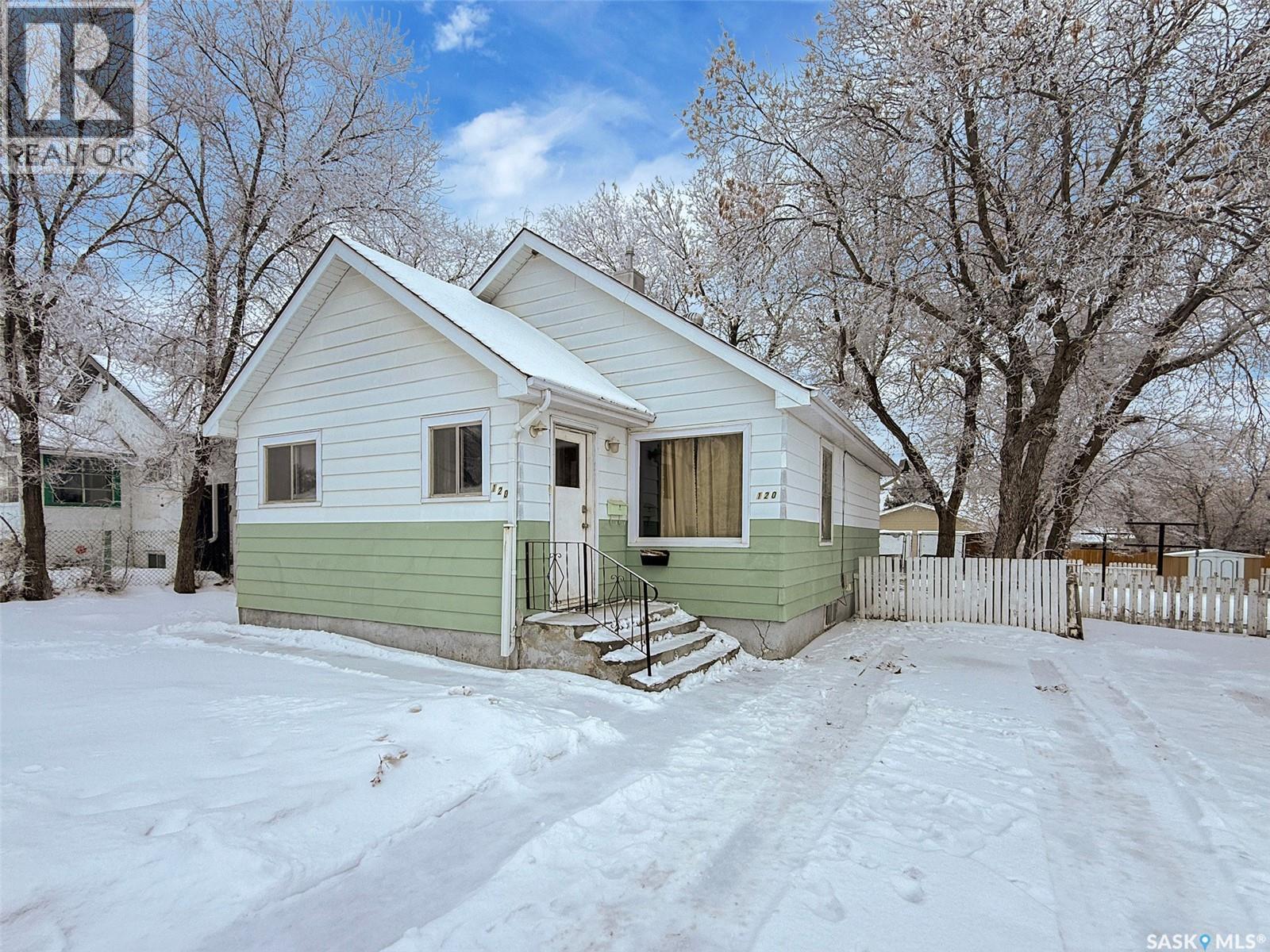 120 Central Avenue S, Swift Current, SK - Outdoor