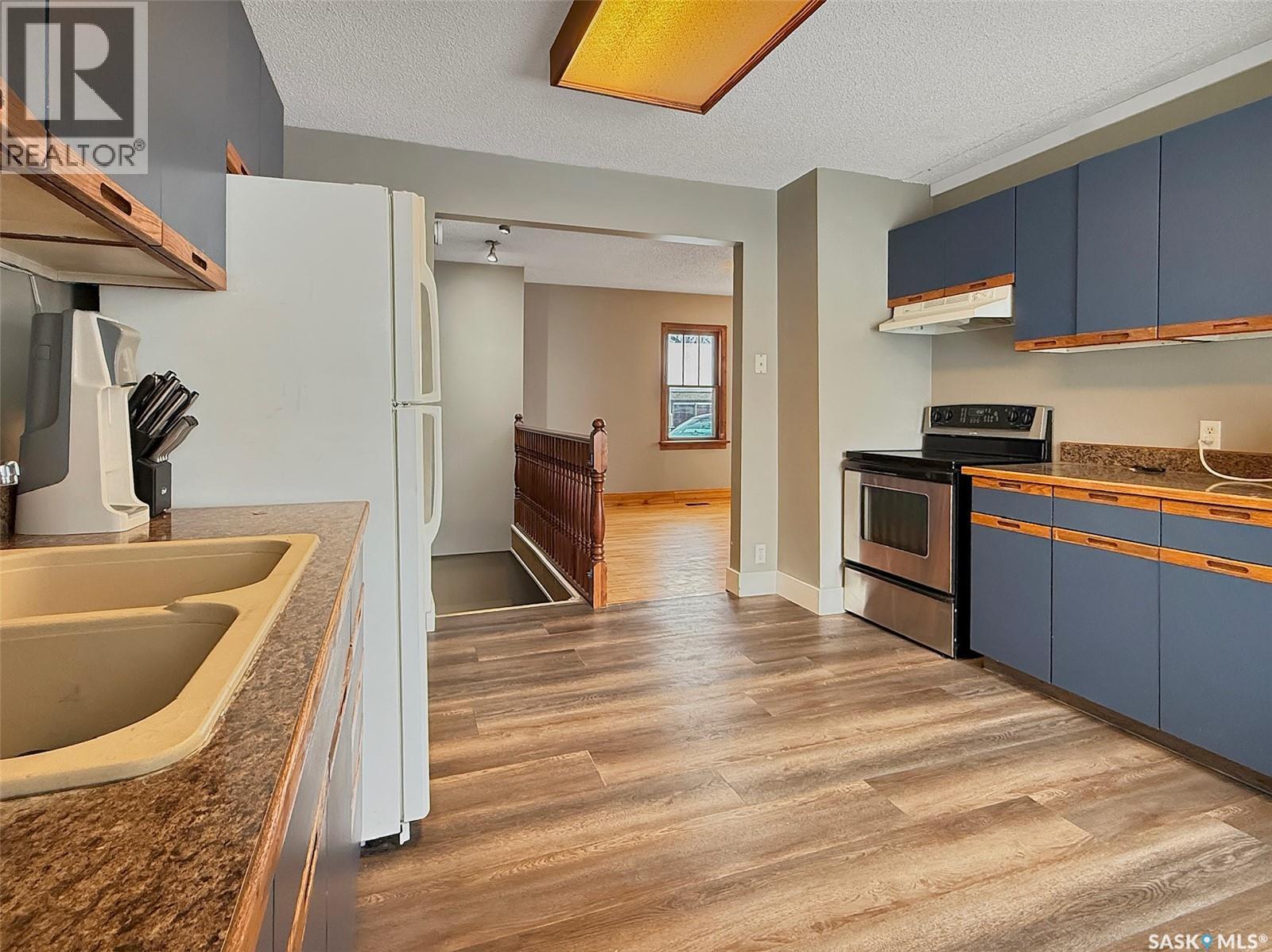 120 Central Avenue S, Swift Current, SK - Indoor Photo Showing Kitchen With Double Sink