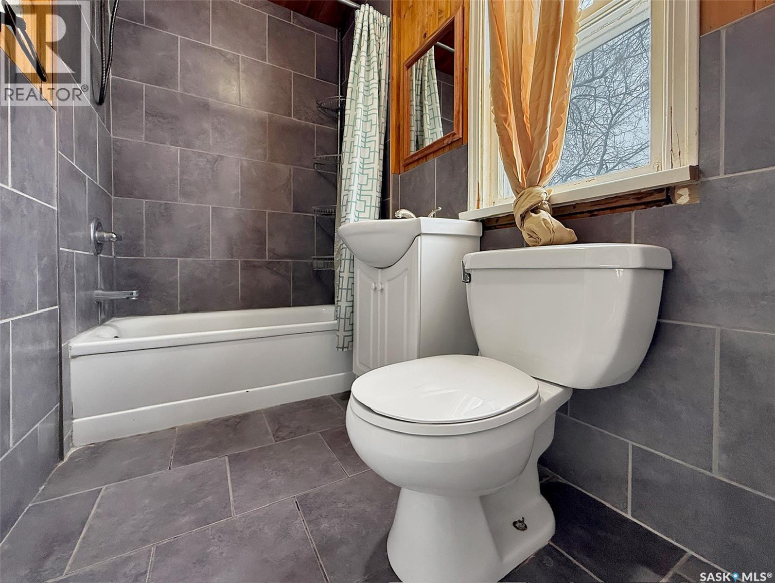 120 Central Avenue S, Swift Current, SK - Indoor Photo Showing Bathroom