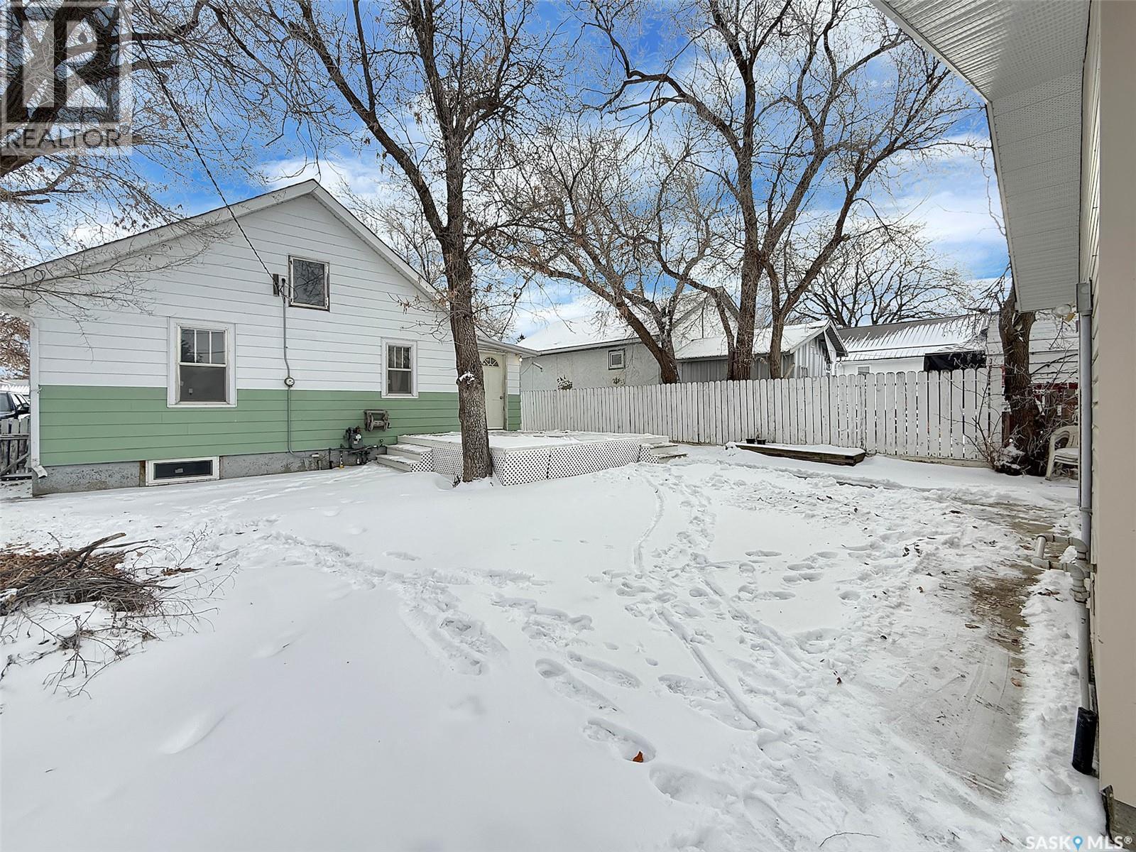 120 Central Avenue S, Swift Current, SK - Outdoor