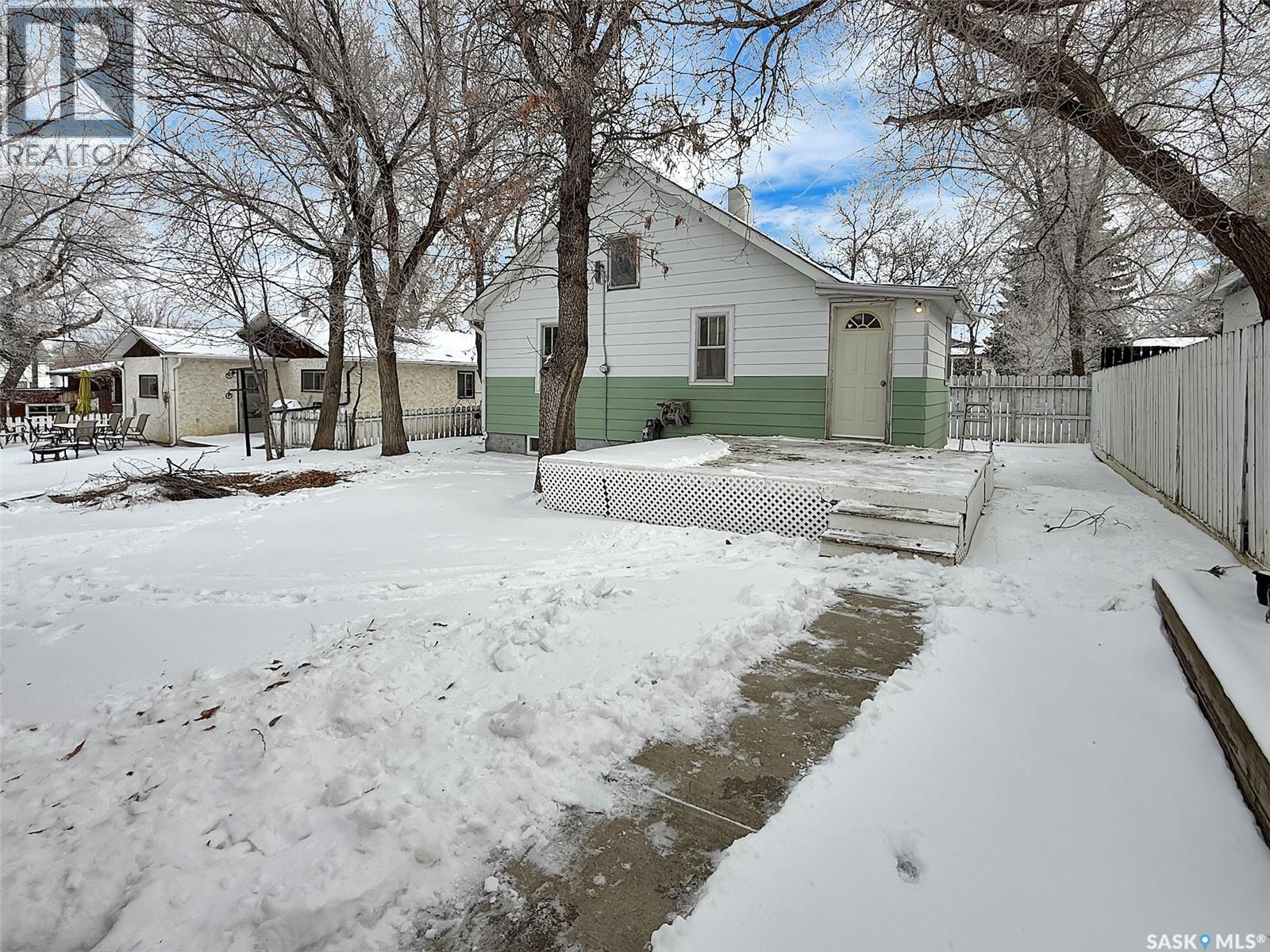 120 Central Avenue S, Swift Current, SK - Outdoor